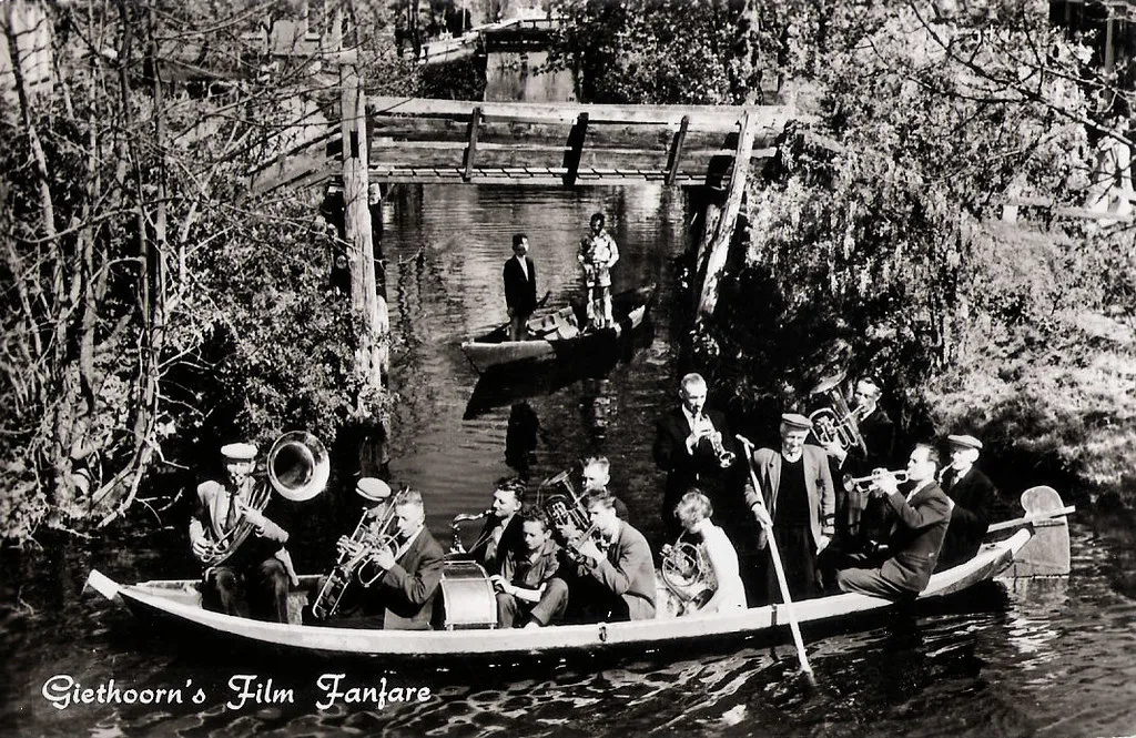 Гитхорн стал известен в 1960-х годах, когда голландский кинорежиссер Берт Хаанстра снял здесь свою комедию «Фанфары».