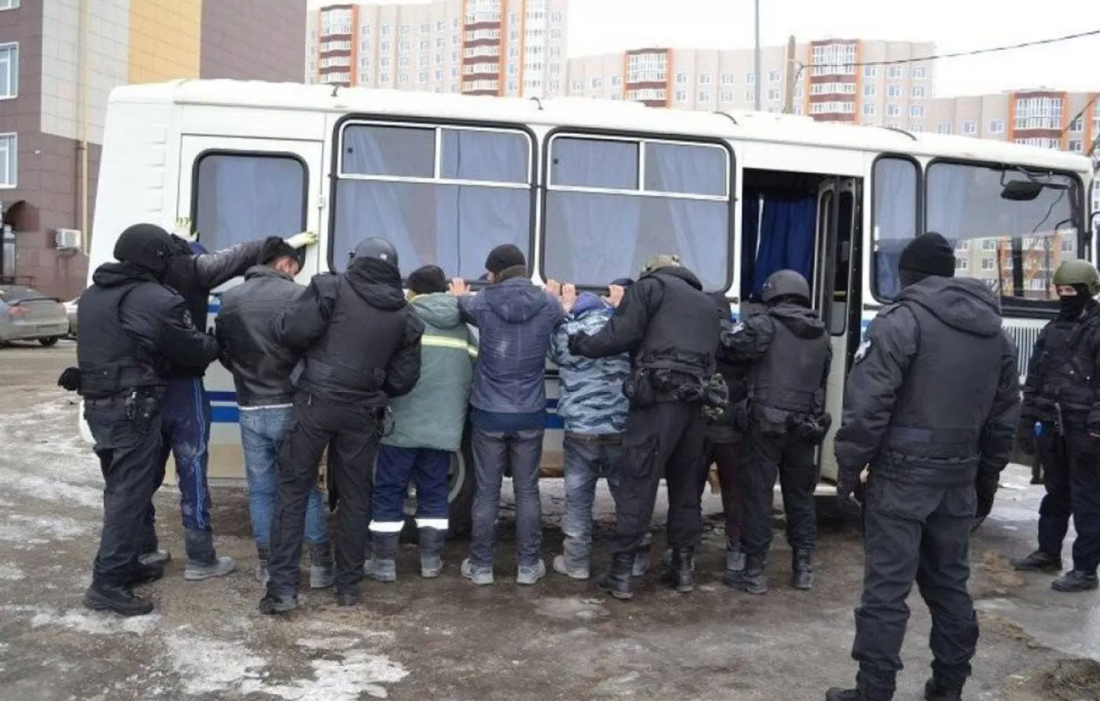 Происшествия в россии мигрантов сегодня. Полиция задерживает мигрантов. ОМОН И мигранты. Облава на мигрантов. Полиция рейд мигранты.