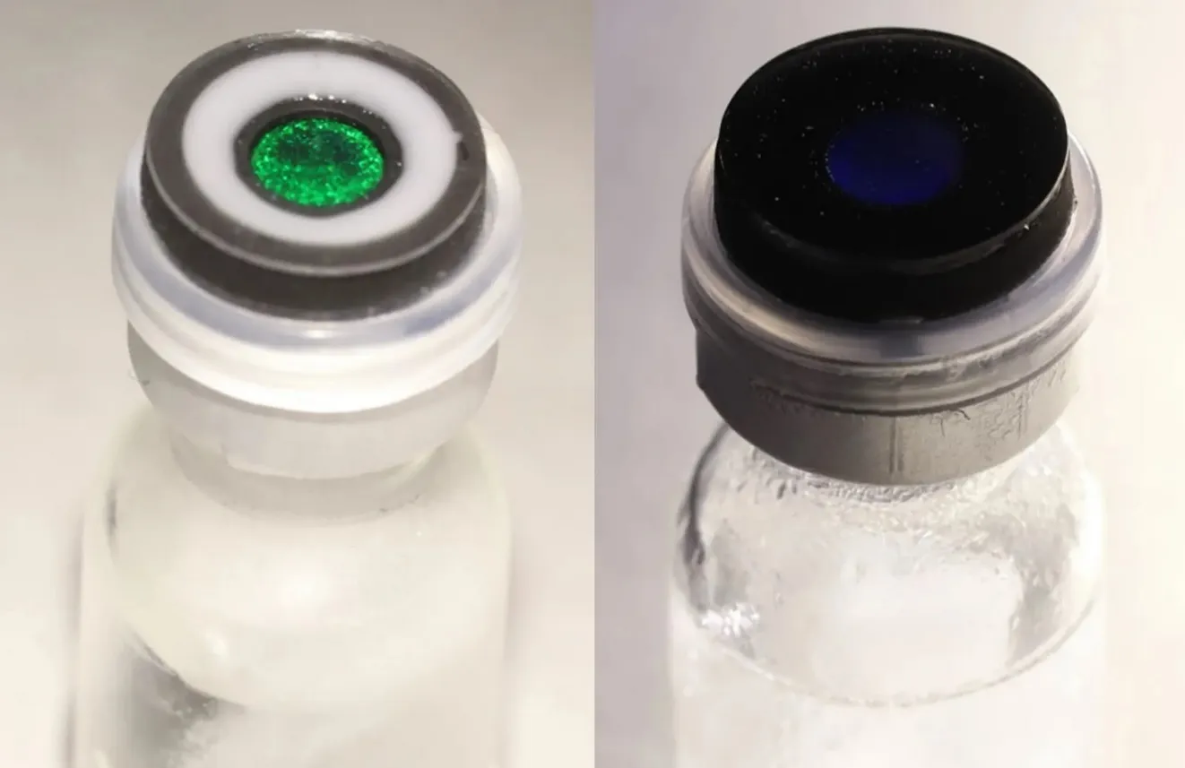 Если нанокристаллы остаются зелёными, значит, раствор в порядке.