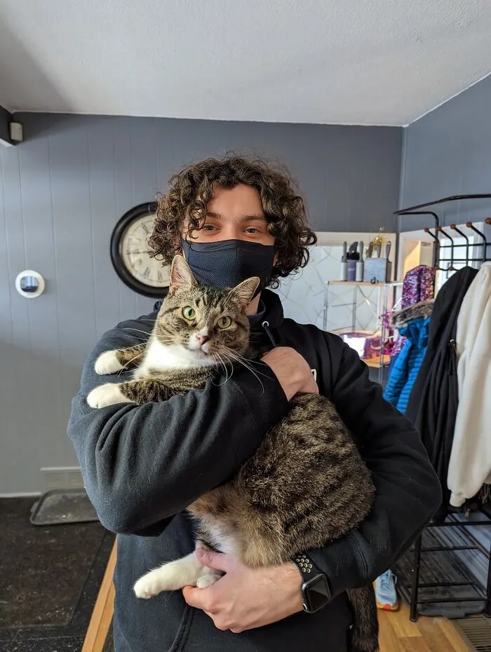 «Это Большой Билли и он обожает сидеть на ручках».