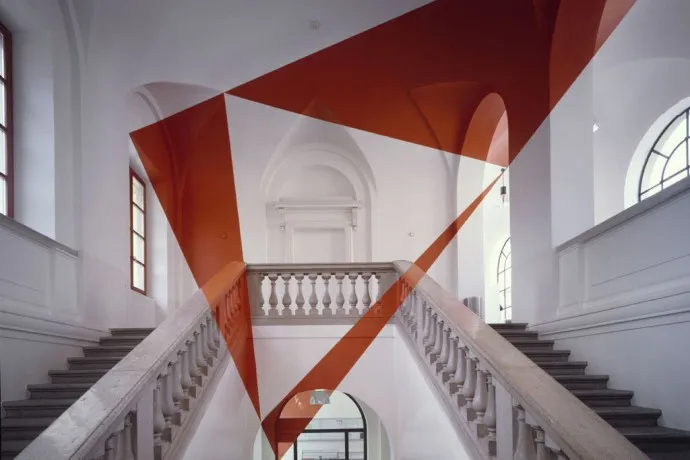 Геометрические картины Феличе Варини. Феличе Варини — швейцарский художник, наиболее известный своими картинами с геометрической перспективой. Эти картины вписываются в комнаты с использованием проекторно-трафаретной техники. Обычно картины характеризуются с одной точки зрения, где любой, кто смотрит на картину, может видеть всю картину целиком. И другие зрители в других местах увидят только фрагментированные формы, которые кажутся сломанными.