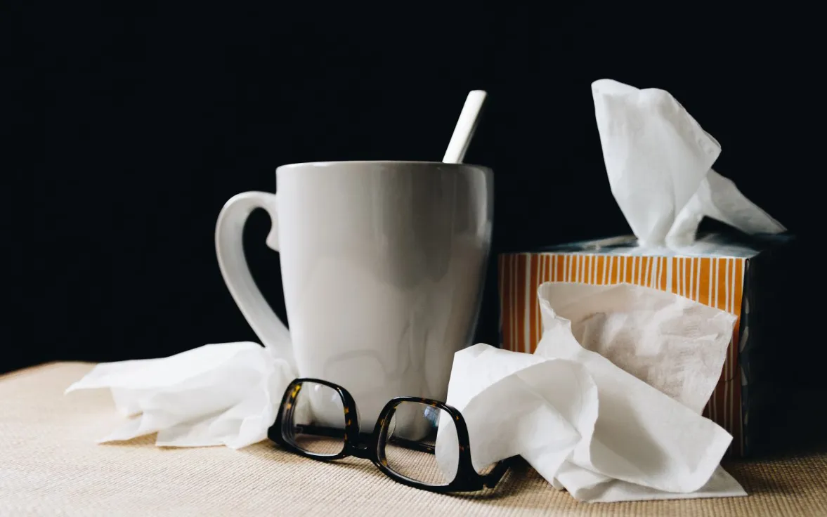 Бумажные салфетки и кружка.