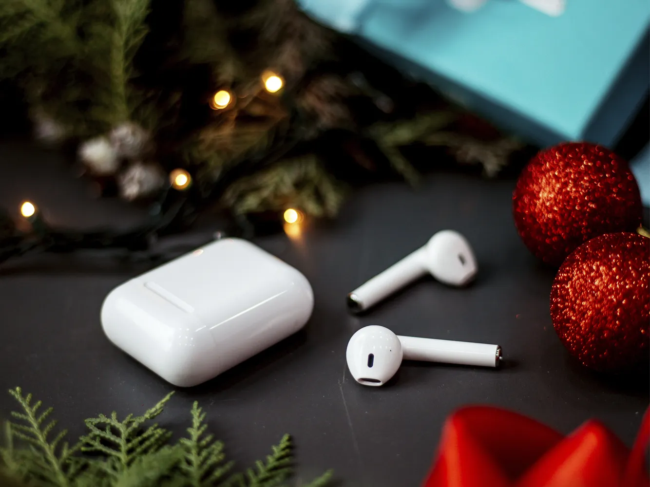 Подарок наушники.