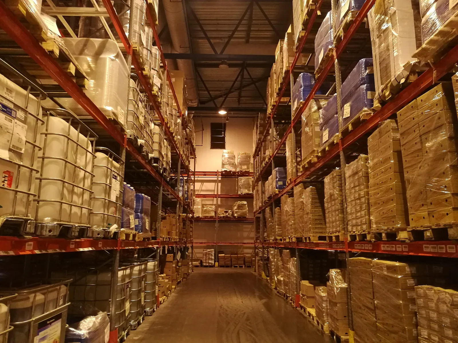 Отсюда готовая продукция отправляется к потребителям