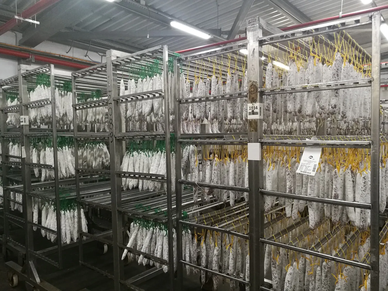 Разные цвета веревочек обозначают разные сорта колбас.