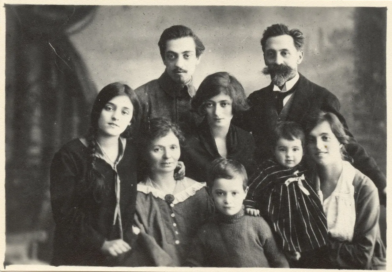 Котик Сараджев на фото слева вместе с семьей