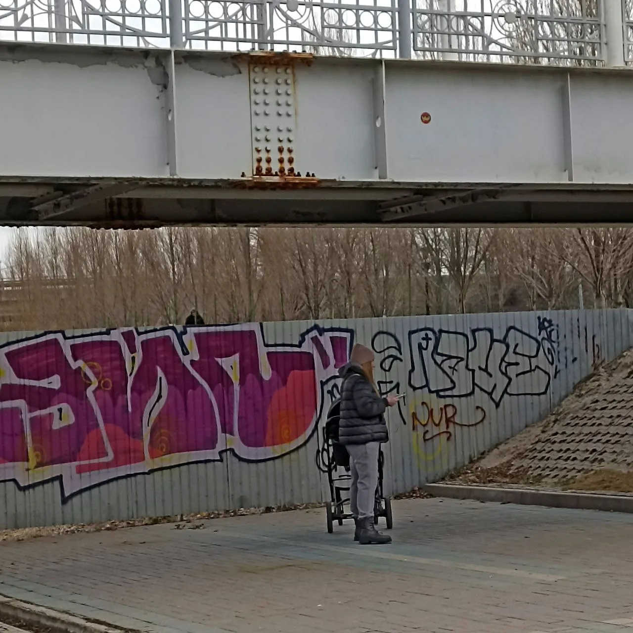 Ракетная опасность Мама с ребёнком под мостом Белгорода прячется