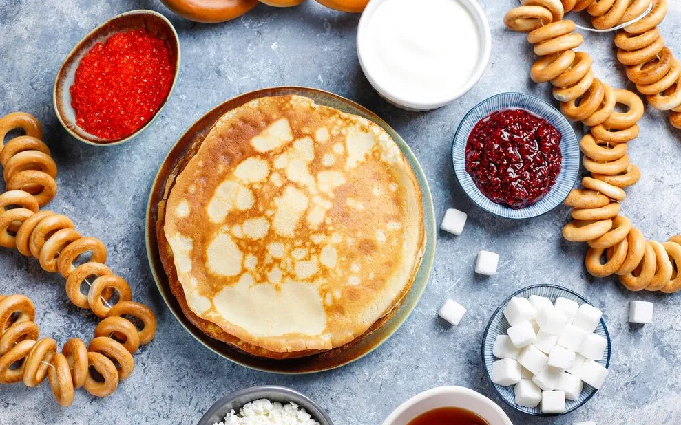 Блины, икра, сушки и варенье.