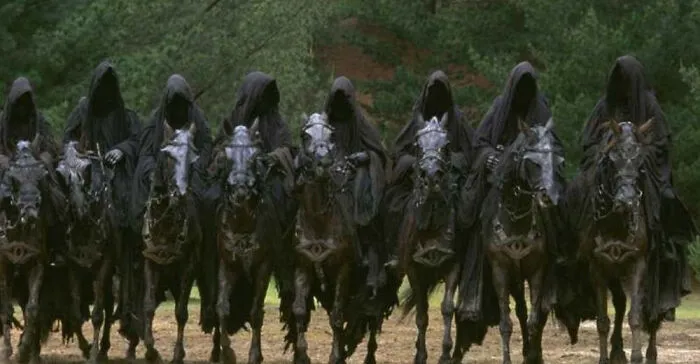 У лошадей назгулов во «Властелине колец» на нагрудном снаряжении для верховой езды есть око Саурона. 