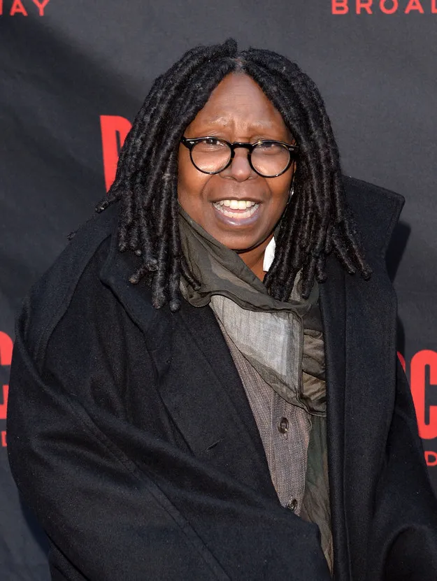 Вупи Голдберг работала косметологом в морге, а до этого работала секс-оператором по телефону! Она говорит, что никогда не сможет вернуться на прежнюю работу, потому что у нее слишком уникальный голос, и все узнают ее на другом конце телефона, хотя ей больше не нужны дополнительные деньги.