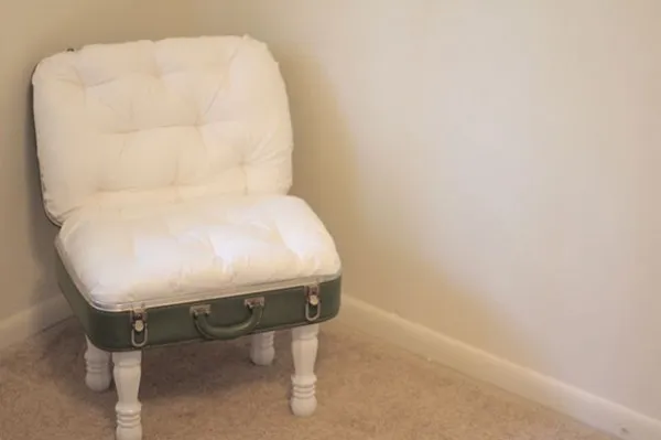 Маленькое кресло из винтажного чемодана. 