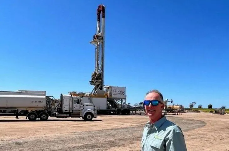 Директор Gold Hydrogen Нил Макдональд перед буровой установкой в Южной Австралии. © Gold Hydrogen