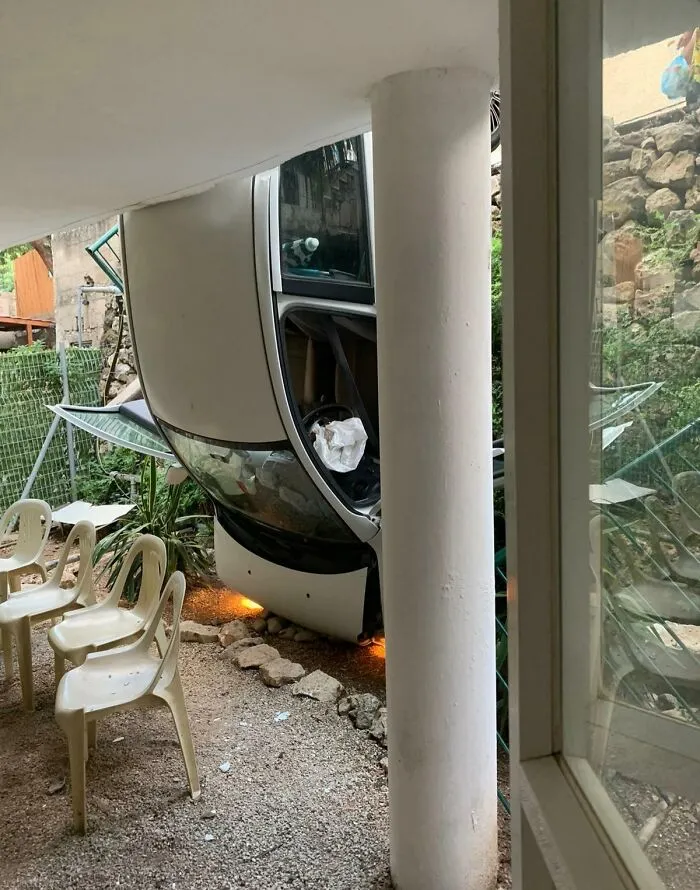 «Мы сидели на стульях, курили, разговаривали, смеялись, а потом рядом с нами упала машина (с нами все в порядке)».