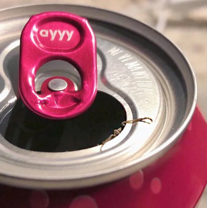 «Как хорошо, что я внимательно посмотрел на банку, прежде чем пить».