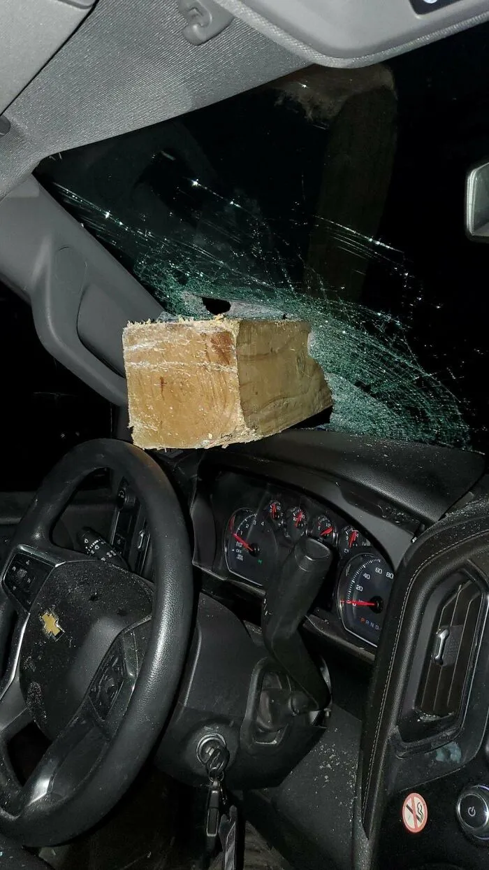 «Я чудом остался жив, когда ехал утром по трассе. Эта штука неожиданно пронзила мое лобовое стекло».