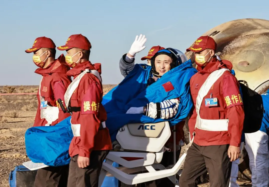 Астронавт Чжу Янчжу после приземления 31 октября 2023 года. 