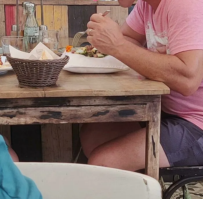 «Мужчина за соседним столом получил свой салат с авокадо на подушке. Великолепно».