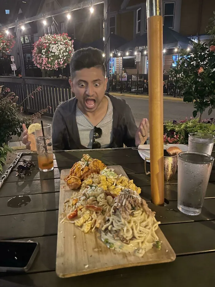 Паста на деревянной доске вместо тарелки.