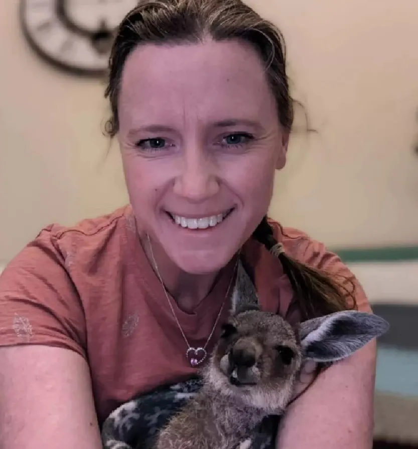 Через десять дней Тиш доверила заботу о кенгуренке руководителю службы спасения диких животных Бриджтауна.