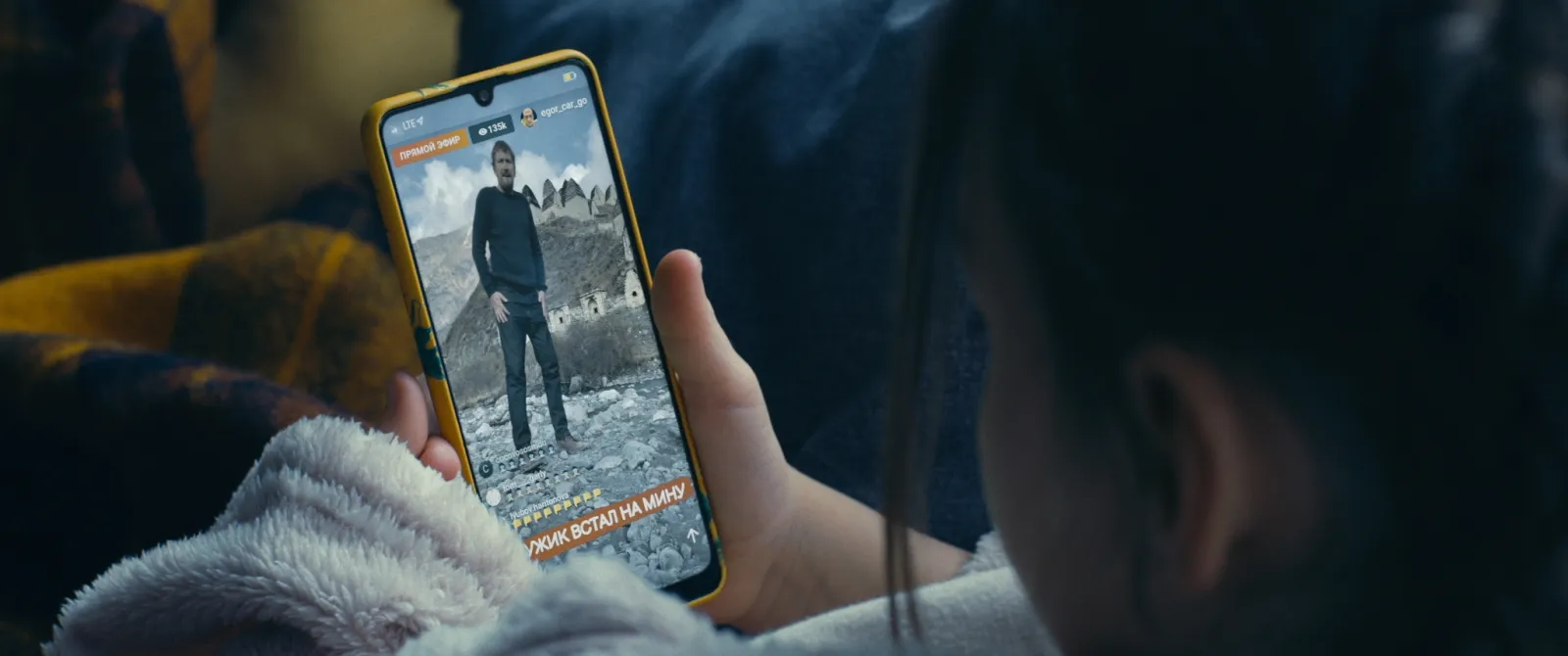 И миллионы просто смотрят... И плевать, кто при этом страдает.