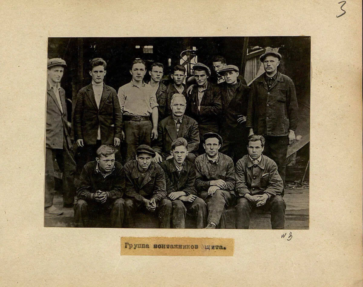 Группа монтажников щита.