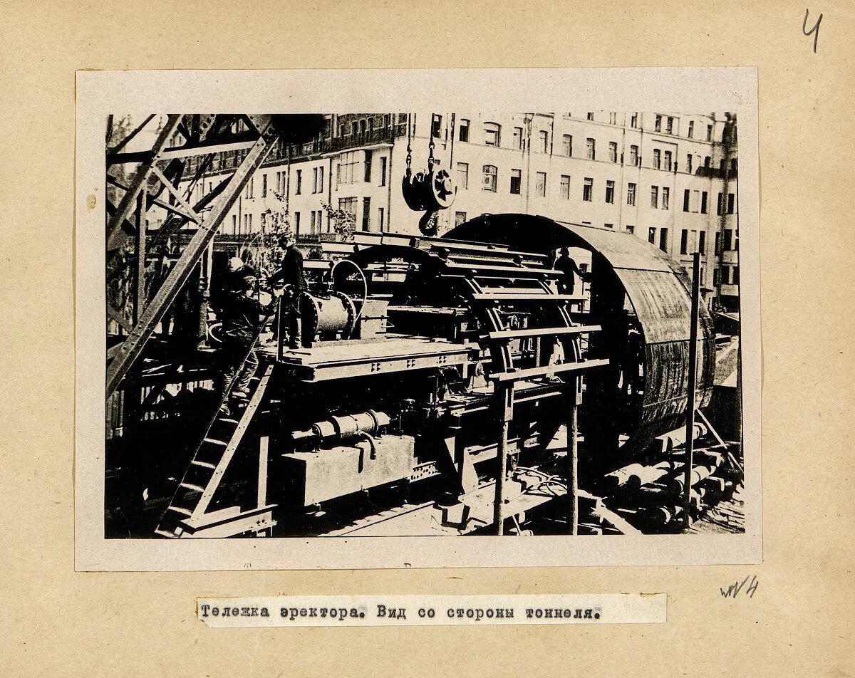 Тележка эректора. Вид со стороны тоннеля.