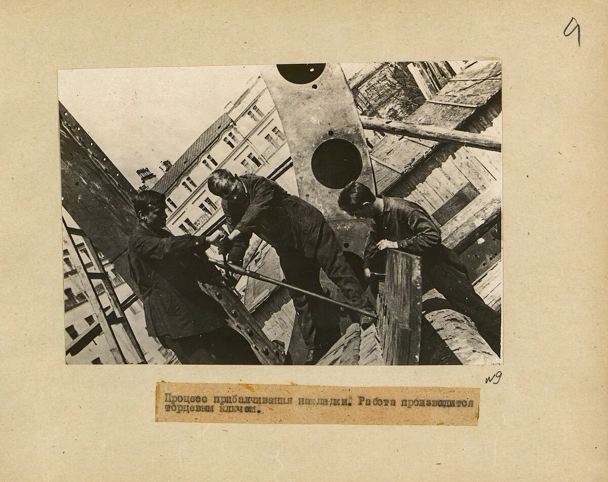 Процесс прибалчивания накладки. Работа производится торцевым ключём.