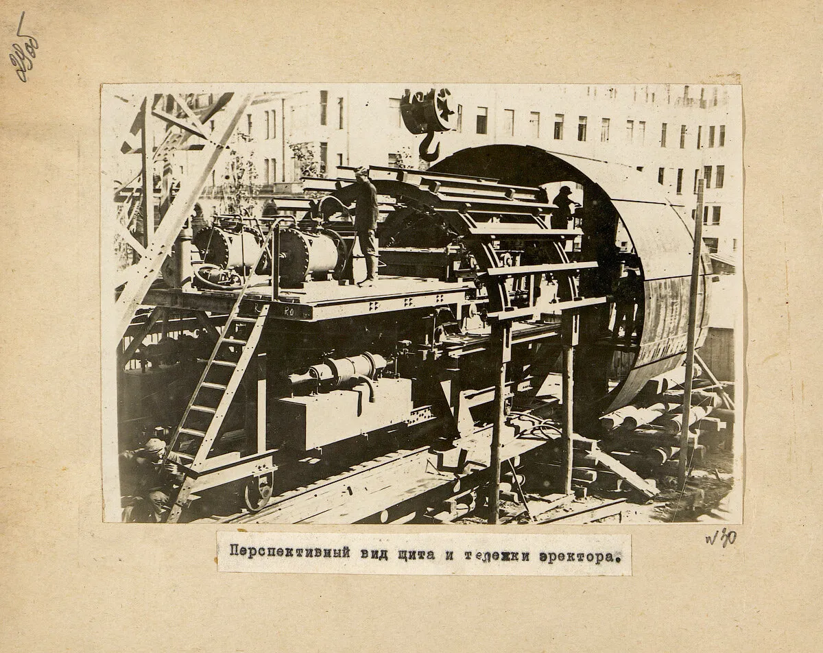 Перспективный вид щита и тележки эректора.