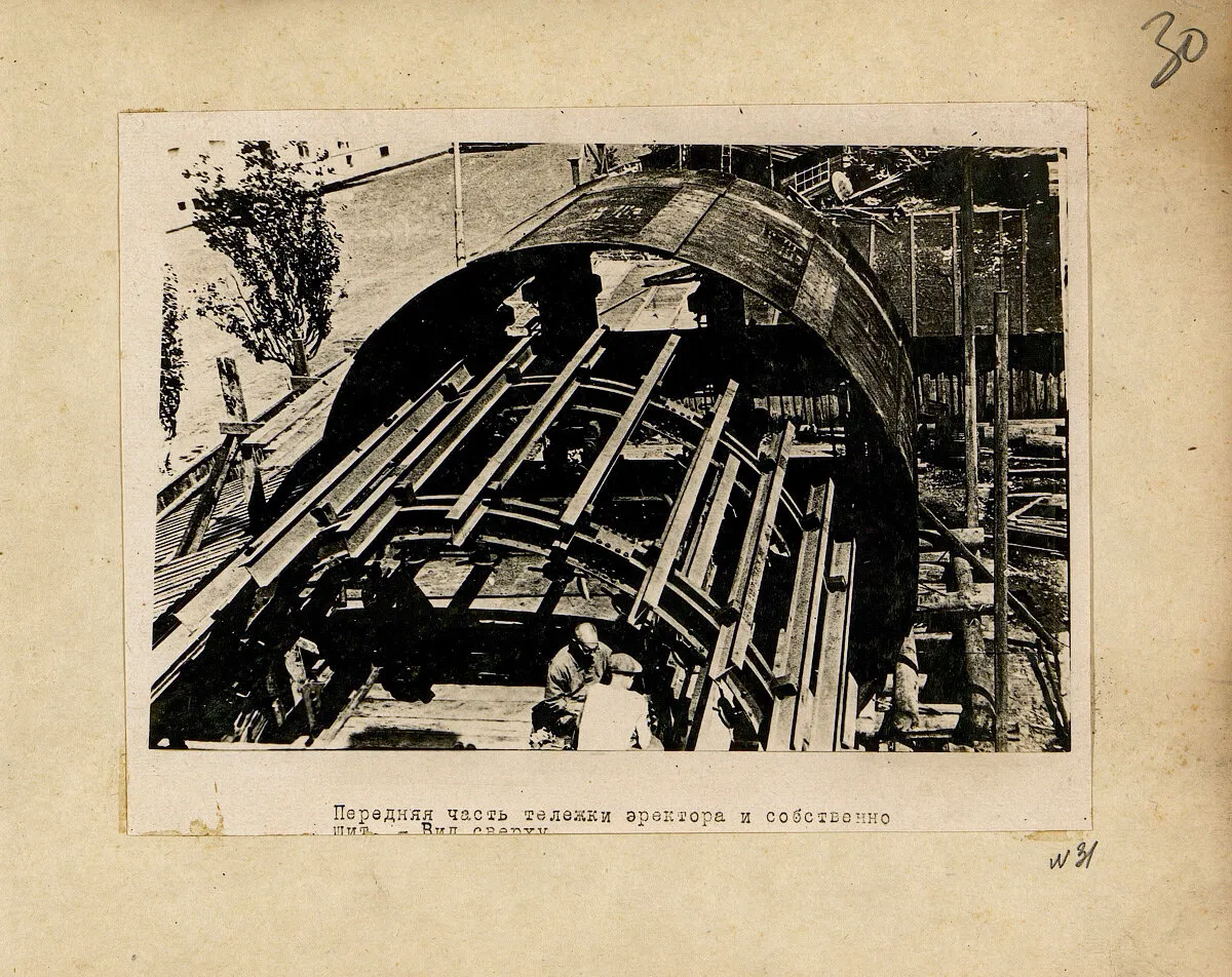 Передняя часть тележки эректора и собственно щит. Вид сверху.