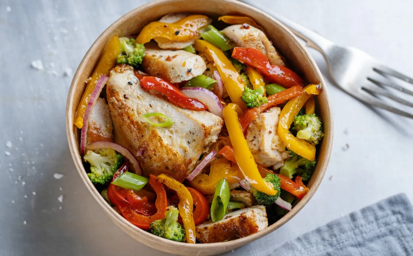 Курица с овощами.