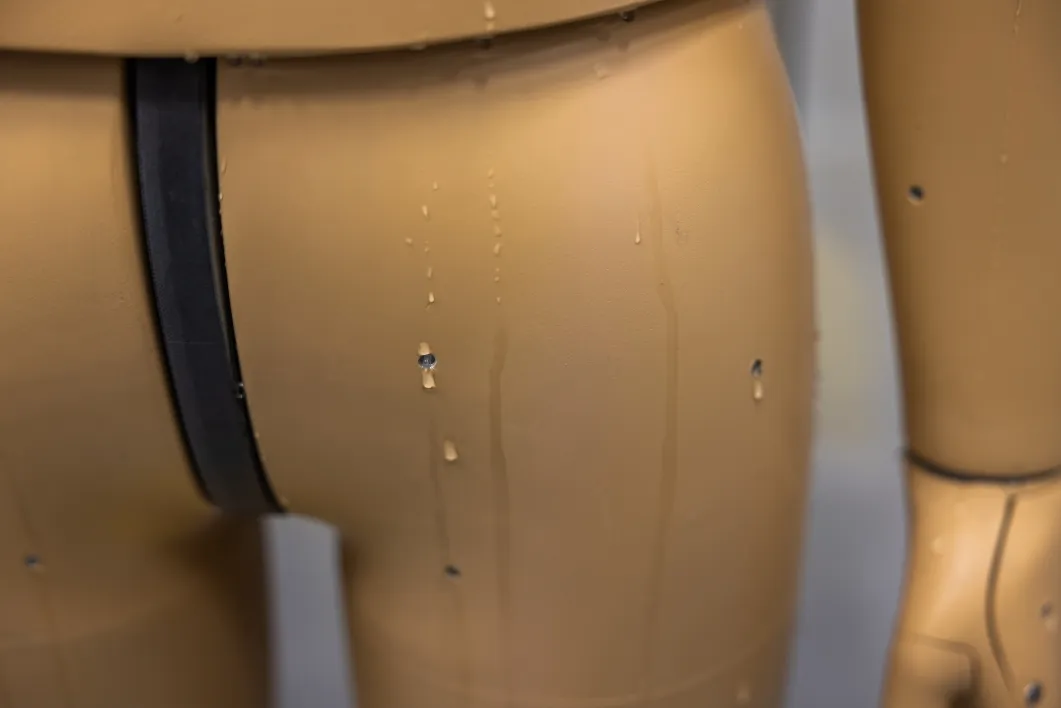 Благодаря искусственным порам робот может потеть как человек.