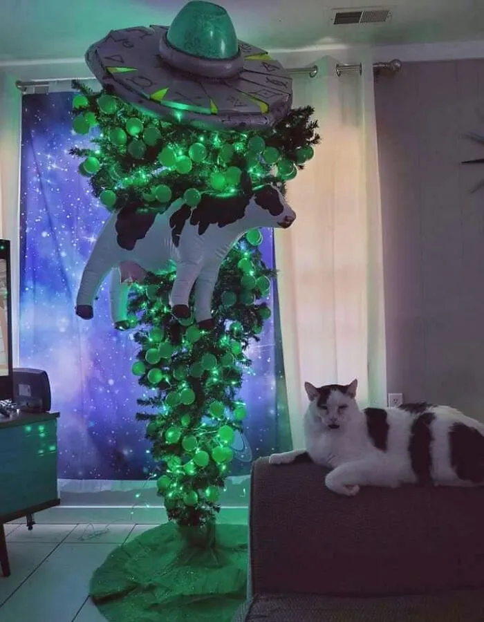 «Самое необычное праздничное дерево из всех, что я делал».