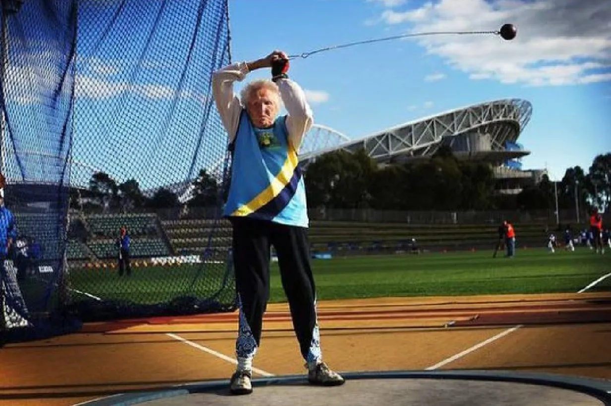 104-летняя Рут Фриз на тренировке по метанию молота.