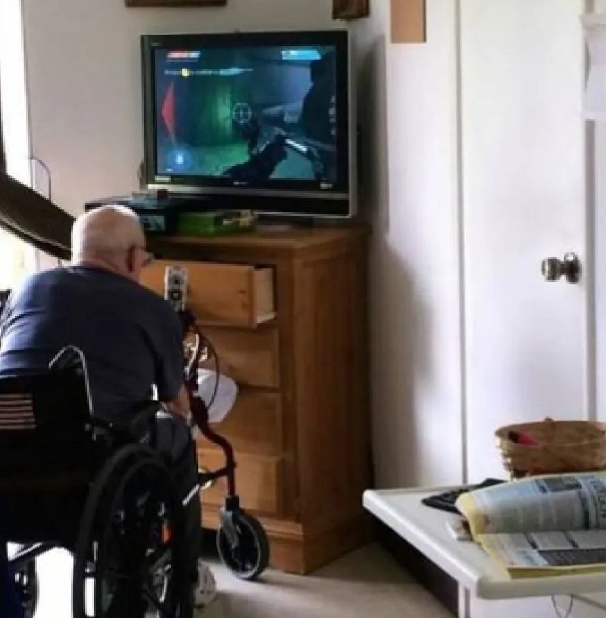 Мужчины никогда не перестают играть в видеоигры. 