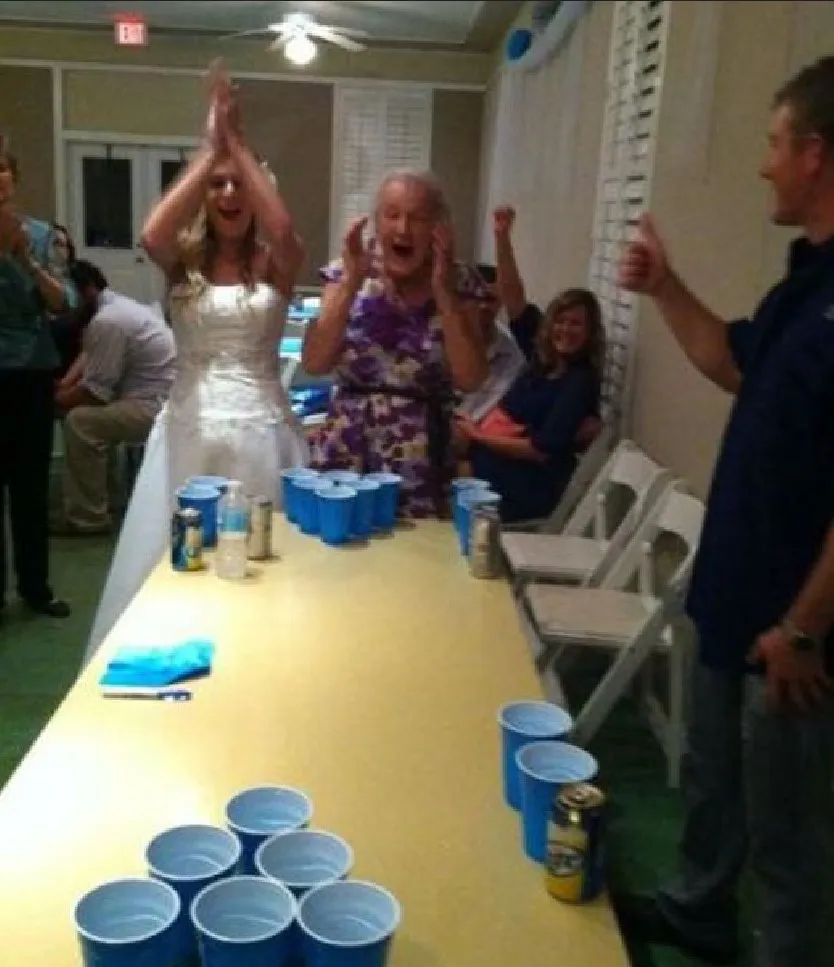 «Сложно сказать, что больше интригует: то, что эта невеста играет в бирпонг в день своей свадьбы, или то, что она делает это с бабушкой».