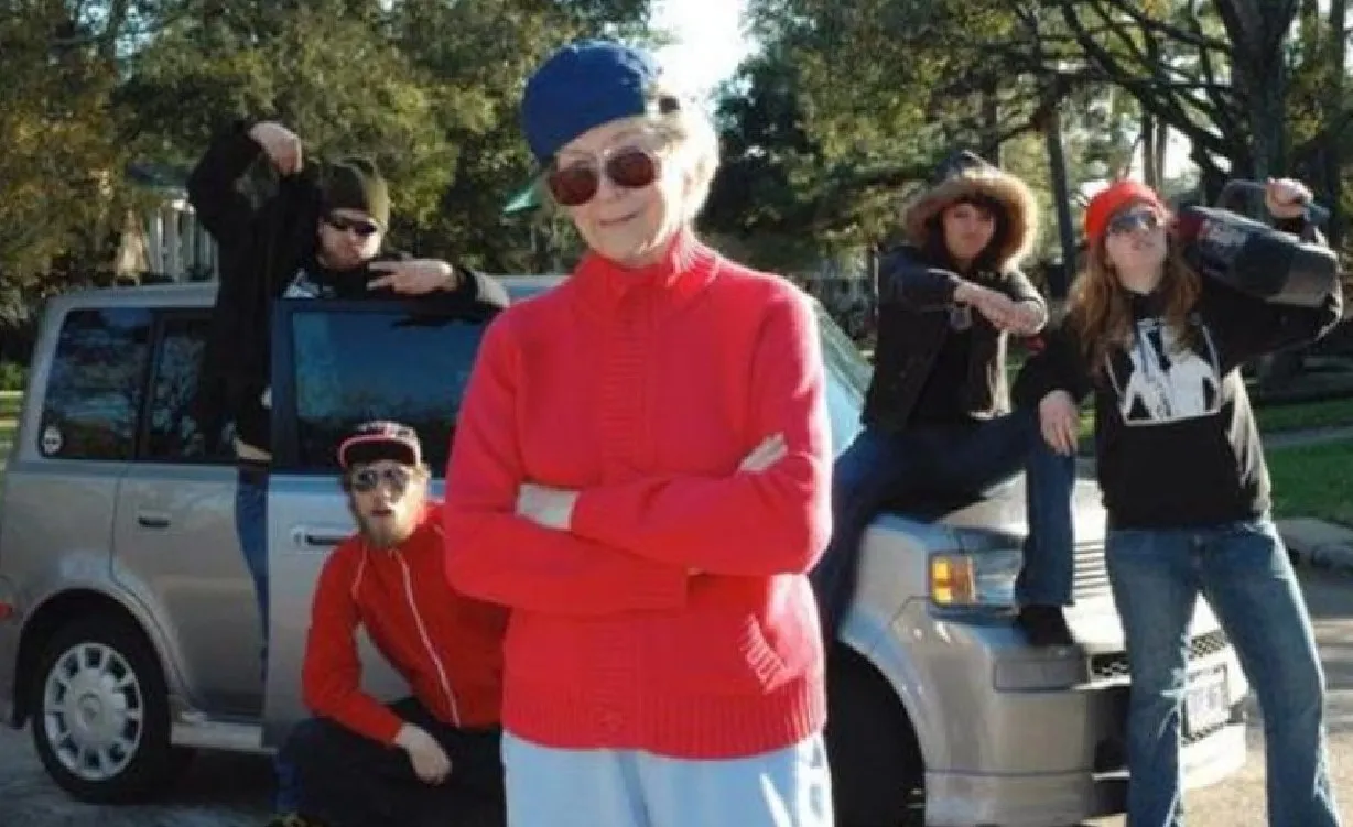 «Моя бабуля недавно умерла. Она всегда была очень крутой, и это мое любимое фото с ней».