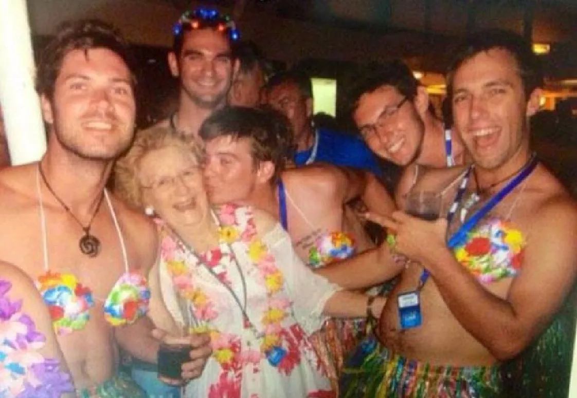 Никто не может быть слишком старым для веселья в круизе.