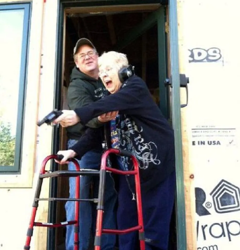 «Моя бабушка впервые стреляет, и она явно в восторге от этого».