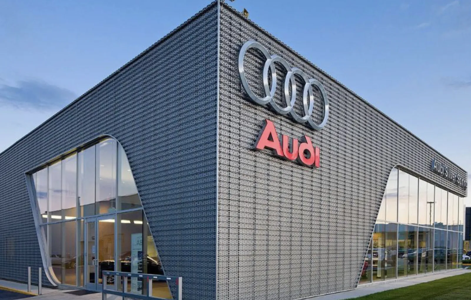 Немецкий автоконцерн Audi отключил российских дилеров от программного ...