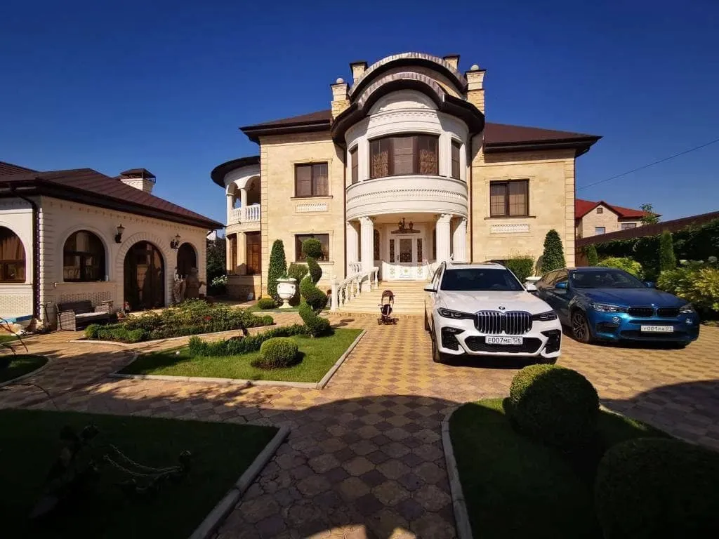 Дома экс-начальника управления ГИБДД по Ставропольскому краю Алексея Сафонова.