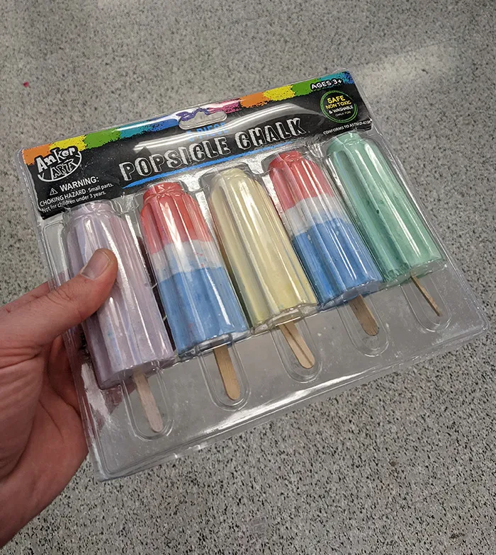 Мел в виде эскимо и даже с деревянной палочкой. Что может пойти не так, если дать его детям?