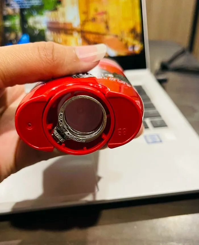 «В течение месяца я думала, что потеряла обручальное кольцо в поездке. Я перестала надеяться, что найду его, когда обнаружила, что оно под дезодорантом мужа».