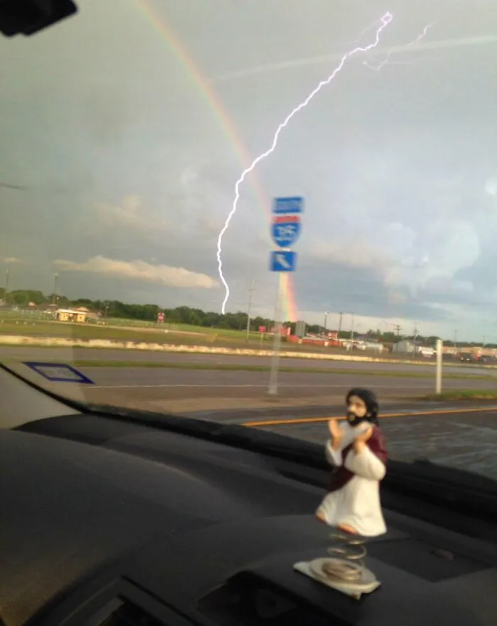 «Мне удалось сфотографировать радугу и молнию одновременно».