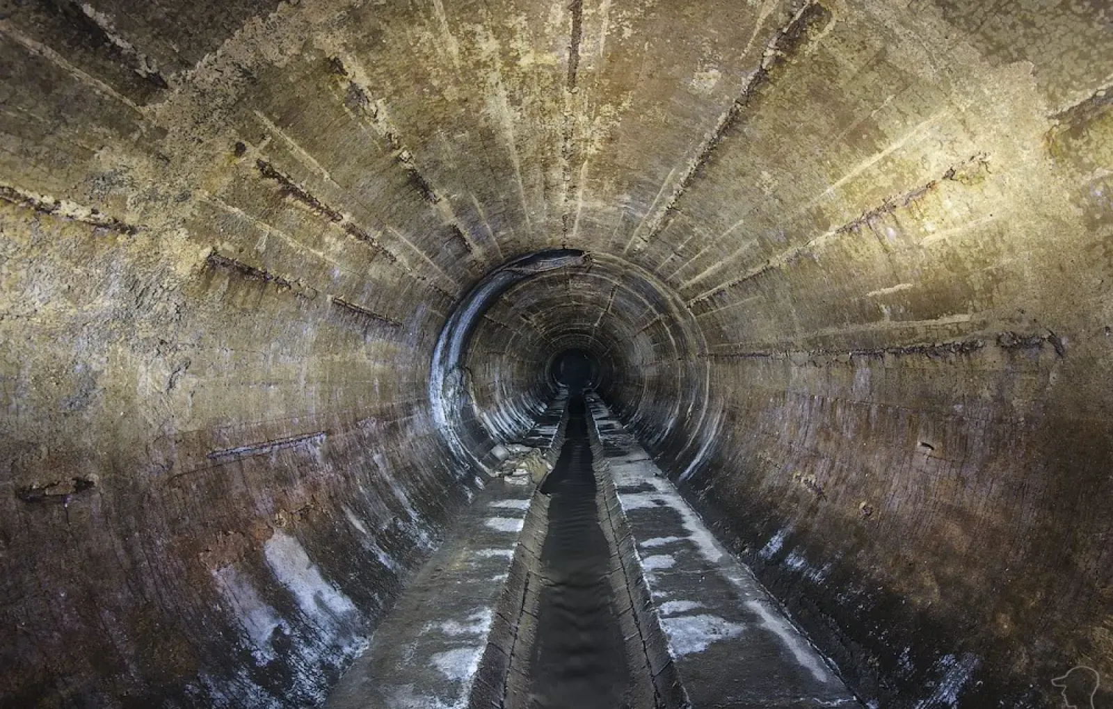 Коллектор реки. Река неглинка под землей. Подземная река неглинка. Река заключенная в коллектор. Неглинка река александровский сад.