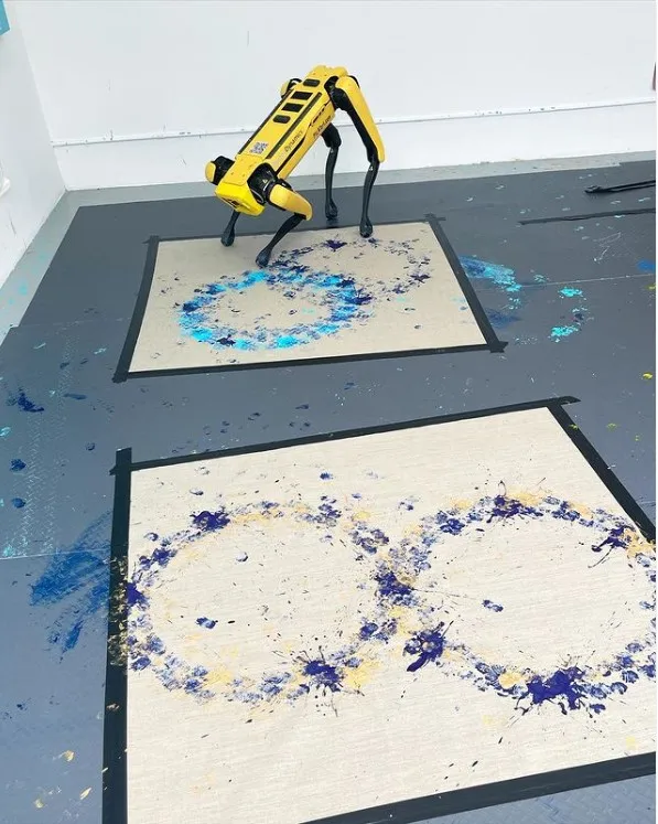 Робот Спот, рисующий под руководством Агнешки Пилат.