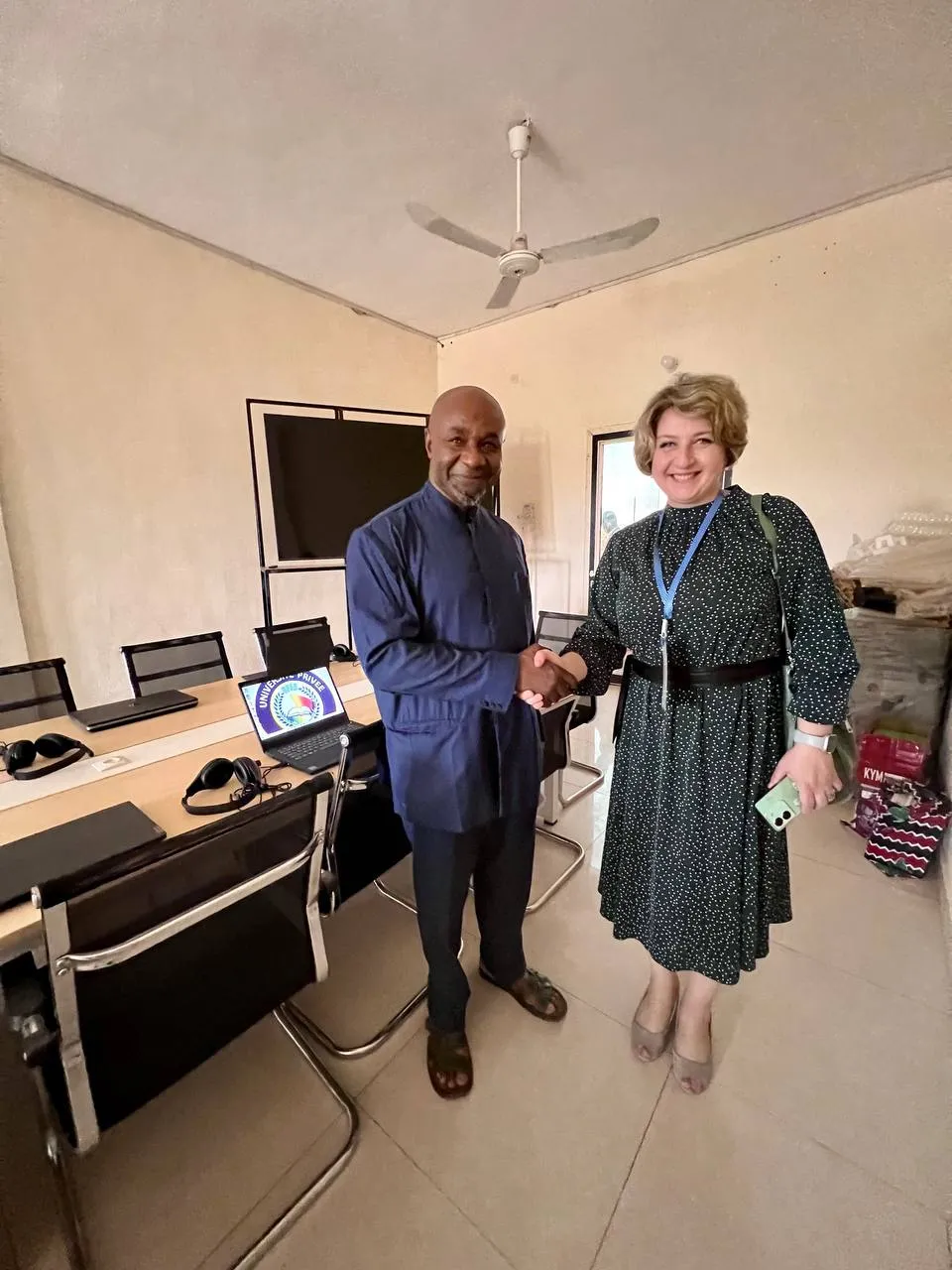 Ирина Роландовна с ректором университета Ахмед Баба, в классе изучения русского языка