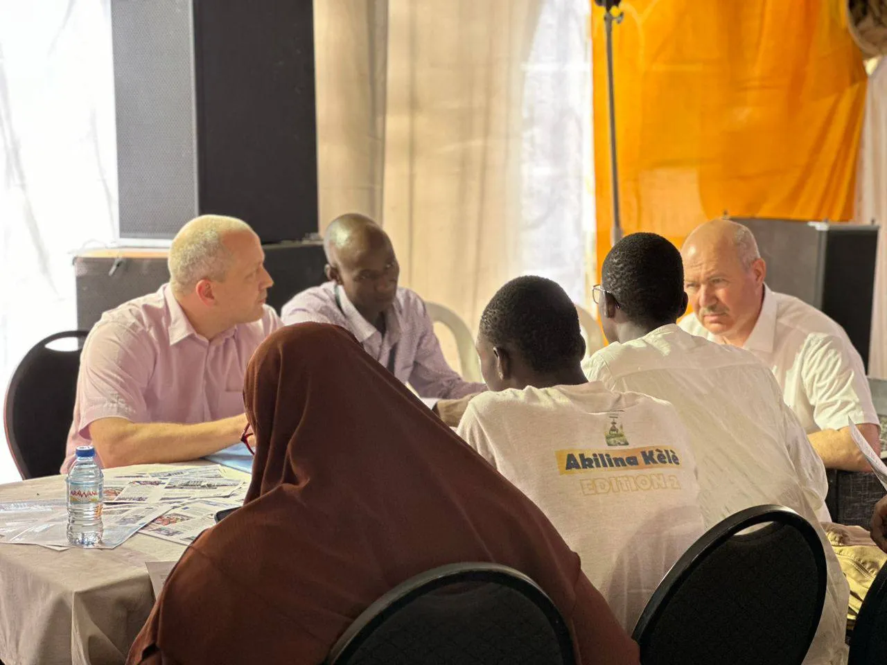 Ректор БГТУ Сергей Николаевич Глаголев и проректор Лесовик Руслан Валерьевич, общаются со студентами