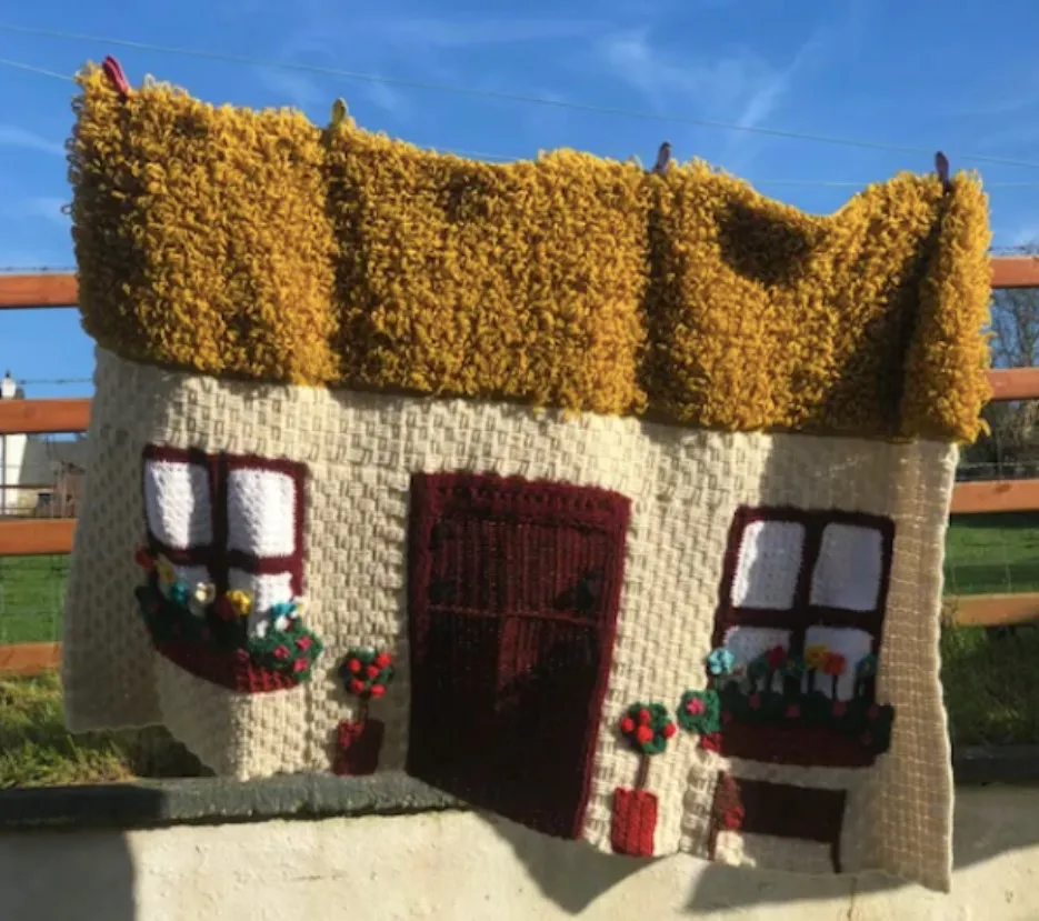 Вязаное одеяло-домик.