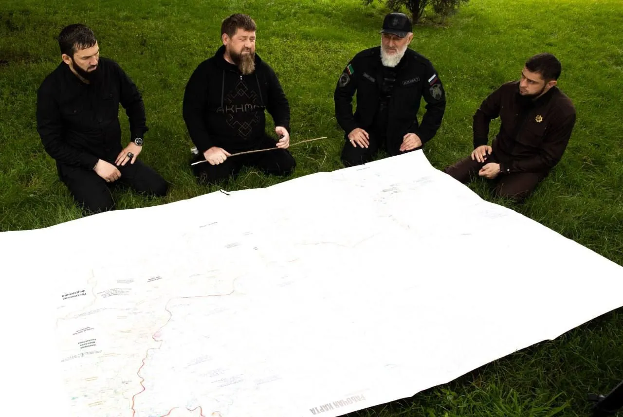 Депутат Госдумы Адам Делимханов (второй справа).