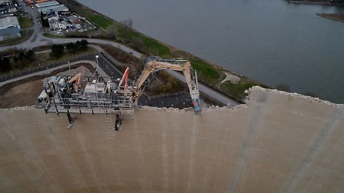 Дистанционно-управляемый экскаватор для сноса градирен АЭС.